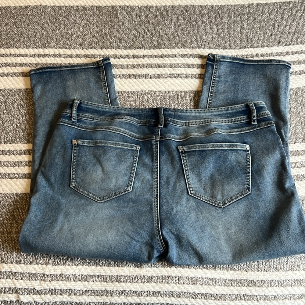 CATO // CROPPED STRAIGHT CURVY FIT JEANS - Picture 4 of 10